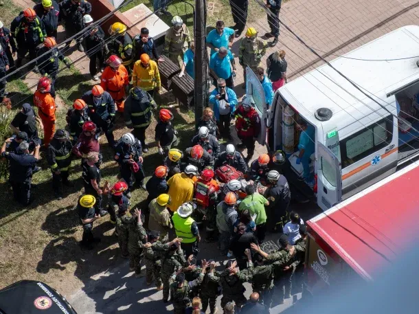 Una mujer de 79 años pudo ser rescatada con vida de entre los escombros