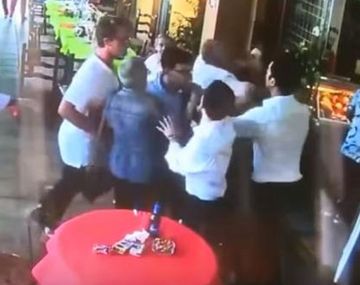 Fueron a comer a un restaurante y terminaron a las trompadas con los mozos