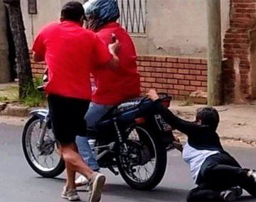 Motochorros la arrastraron por la calle y la pisó un auto