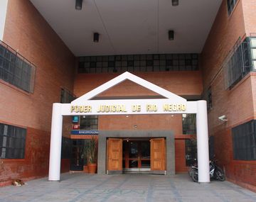 Un policía jubilado pagaba cuota alimentaria por hijos mayores de 25 de años