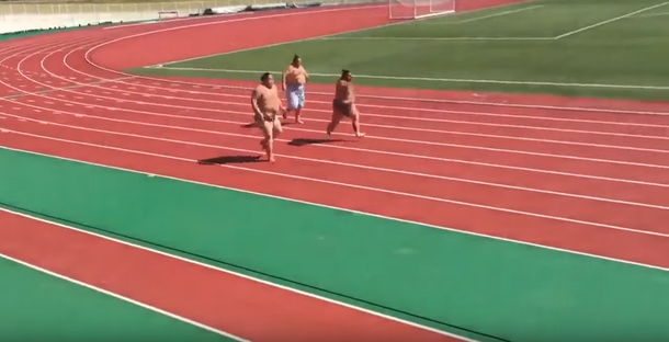 Mirá a luchadores de sumo correr una carrera