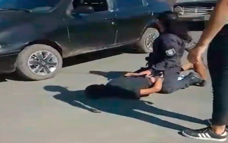 Vecinos golpearon a delincuente que apuntó a una nena y robó un celular