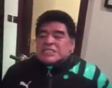 Con cara de furia y cumbia de fondo