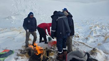 El rescate de los mineros atrapados en Catamarca se concretó tras más de tres días de aislamiento por un temporal de nieve en el Salar del Hombre Muerto. El rescate de los mineros atrapados en Catamarca se concretó tras más de tres días de aislamiento por un temporal de nieve en el Salar del Hombre Muerto.