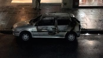 ¿volvieron los quemacoches?: un auto se incendio en villa urquiza ¿volvieron los quemacoches?: un auto se incendio en villa urquiza
