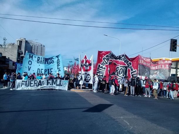 Puente Pueyrredón: manifestantes quieren hacer un acto y la Prefectura se lo impide