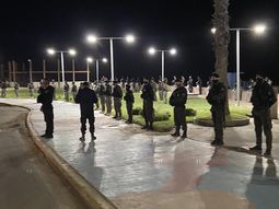 Impresionante cordón policial para evitar fiestas de fin de año en la playa