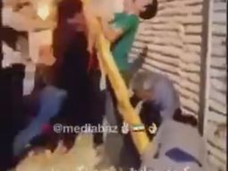 VIDEO: Todo por tratar de arreglar un poste de luz