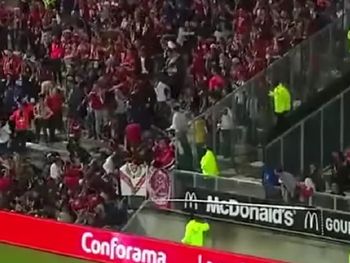 Susto en el club que dirige Bielsa: cedió la valla de un estadio y hay 3 heridos graves