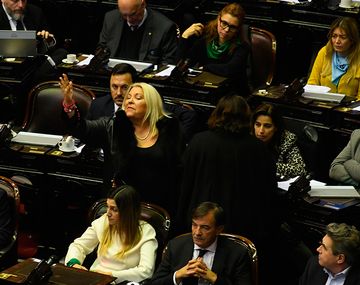Carrió se fue enojada del recinto y amenazó con romper con Cambiemos