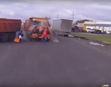 Dos peatones se salvan por un pelo