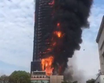 Incendio impresionante destruyó un rascacielos en China