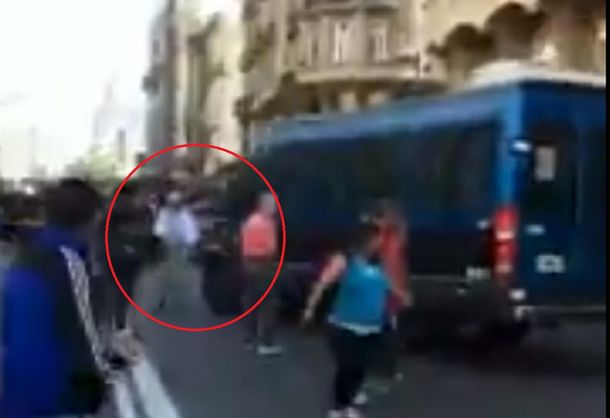 VIDEO:  Policías atropellaron a un jubilado en plena protesta y escaparon