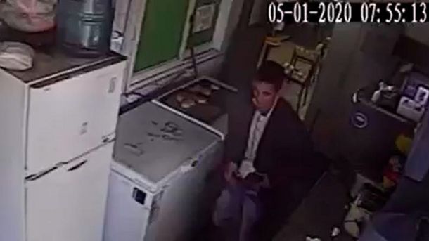 VIDEO: Un joven se masturbó frente a las empleadas de una estación de servicio, les robó y escapó