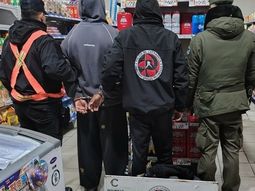 Ocho personas fueron detenidas y se incautaron drogas, vehículos y elementos de comercialización en una serie de allanamientos. Ocho personas fueron detenidas y se incautaron drogas, vehículos y elementos de comercialización en una serie de allanamientos.