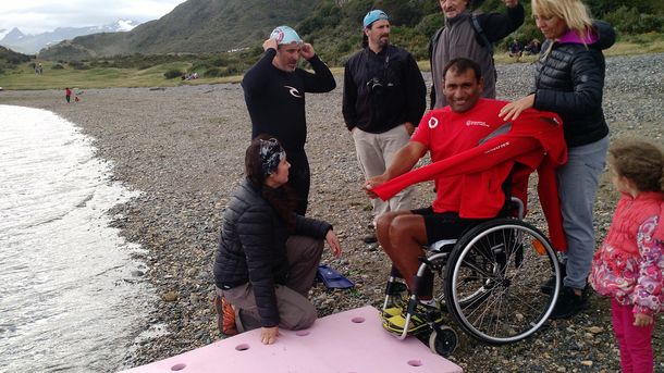 Un hombre parapléjico cruzó a nado el Beagle