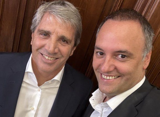 Luis Caputo y Manuel Adorni.