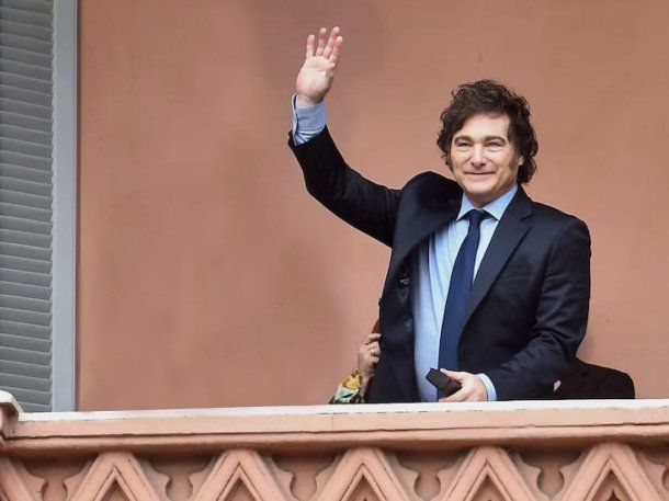 El presidente Javier Milei en el balcón de la Casa Rosada