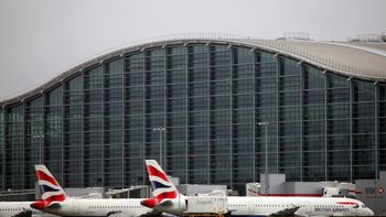 susto en el aire: una pasajera intento activar la puerta de salida en un avion con destino a boston susto en el aire: una pasajera intento activar la puerta de salida en un avion con destino a boston