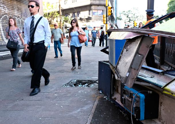 El Centro porteño quedó destrozado tras los incidentes de los hinchas de Boca