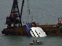 Trágico choque de dos barcos en Hong Kong: 36 muertos