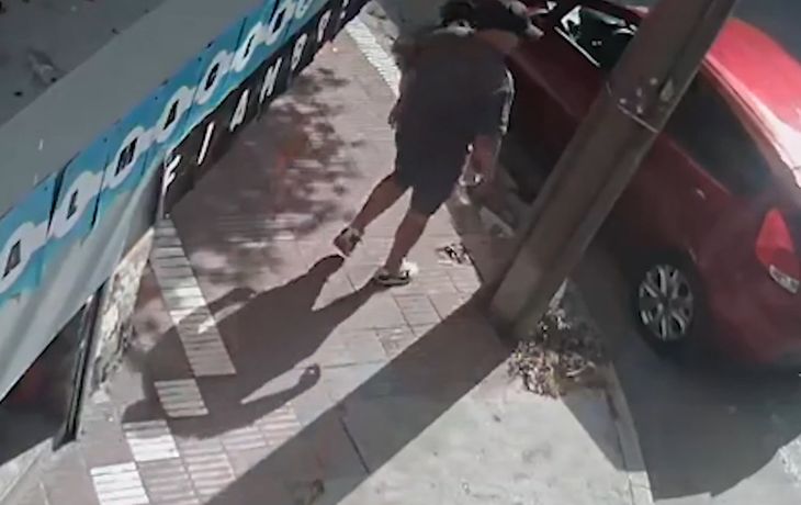 Video: bajó a comprar a un almacén y le robaron el auto con su beba adentro