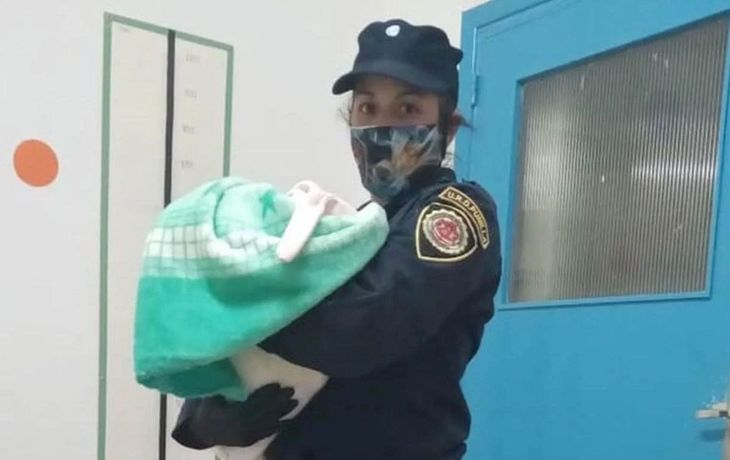 Vendieron a su beba, les pagaron con dólares falsos y denunciaron que fue secuestrada