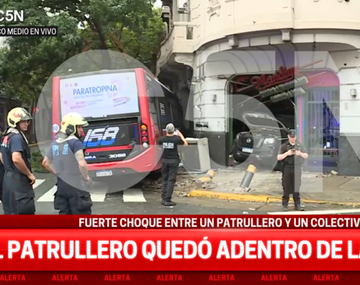 Un colectivo y un patrullero chocaron en Constitución y destruyeron una pizzería