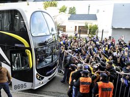 La euforia de los hinchas xeneizes que esperaron al plantel en el hotel La euforia de los hinchas xeneizes que esperaron al plantel en el hotel