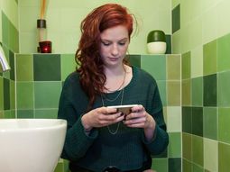 un asco: la pantalla del movil tiene 30 veces mas bacterias que el inodoro un asco: la pantalla del movil tiene 30 veces mas bacterias que el inodoro