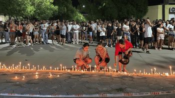 La comunidad con velas despidió a Ian. Foto Rosario 3. La comunidad con velas despidió a Ian. Foto Rosario 3.
