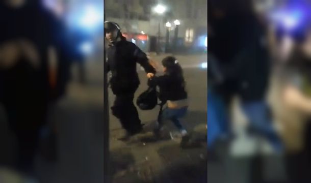 Policía quiso arrestar a una mujer y desistió al ver que lo grababan