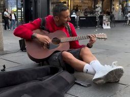 Video: Jonás Gutiérrez sorprendió tocando la guitarra en una calle de Inglaterra