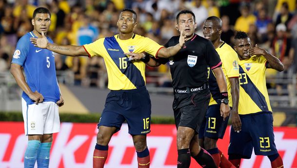 ¿La ayudita de siempre? Era gol en contra pero el línea salvó a Brasil