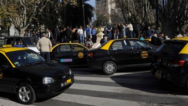 Asesinan a un taxista en Rosario y los choferes paran para reclamar seguridad