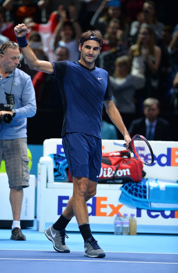 Roger Federer venció a Djokovic y clasificó a semis del Master de Londres
