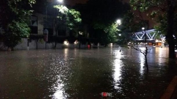 VIDEO: Un policía rescató a una familia en medio de un temporal