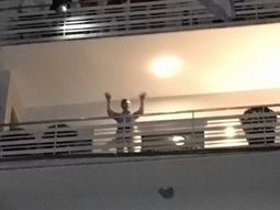 macri salio al balcon de su departamento para saludar macri salio al balcon de su departamento para saludar