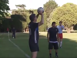 ¿Qué hizo? El increíble lateral de Macri en un partido de fútbol