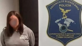Una mujer fue detenida acusada de estafa tras robarle la tarjeta de crédito a una compañera de trabajo con discapacidad. Una mujer fue detenida acusada de estafa tras robarle la tarjeta de crédito a una compañera de trabajo con discapacidad.
