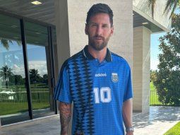 Messi posó con una mítica camiseta de Maradona: ¿es una señal?