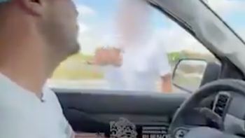 Manejaba en la ruta con un menor a upa, se resistió a la multa y agredió a los agentes