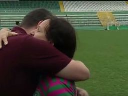 El emotivo abrazo entre un periodista y la mamá de Danilo. El emotivo abrazo entre un periodista y la mamá de Danilo.