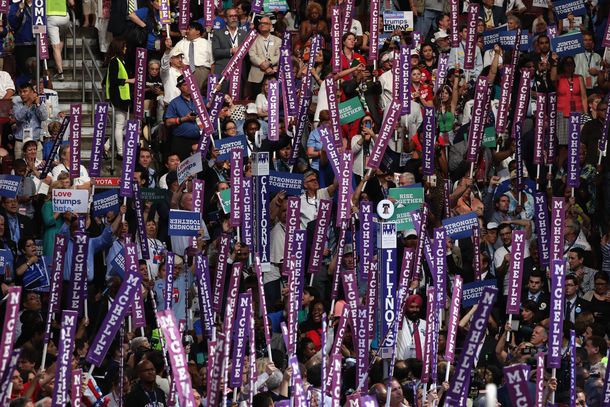 Michelle Obama conmueve a los demócratas y Sanders pide encolumnarse detrás de Hillary