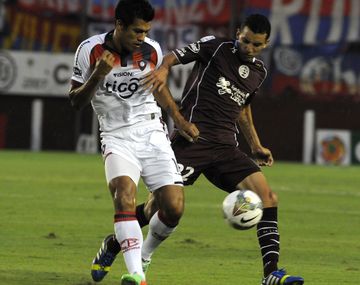 Lanús se quedó con un triunfo ante Cerro Porteño y mantiene sus chances