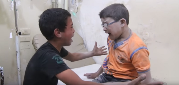 Desgarrador: nenes sirios lloran la muerte de su hermano y conmueven al mundo