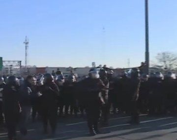 Video: piedrazos y balazos entre la policía y un violento grupo en el Puente La Noria