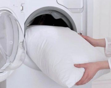 El truco casero de hacer para dejar las almohadas como nuevas y súper blancas