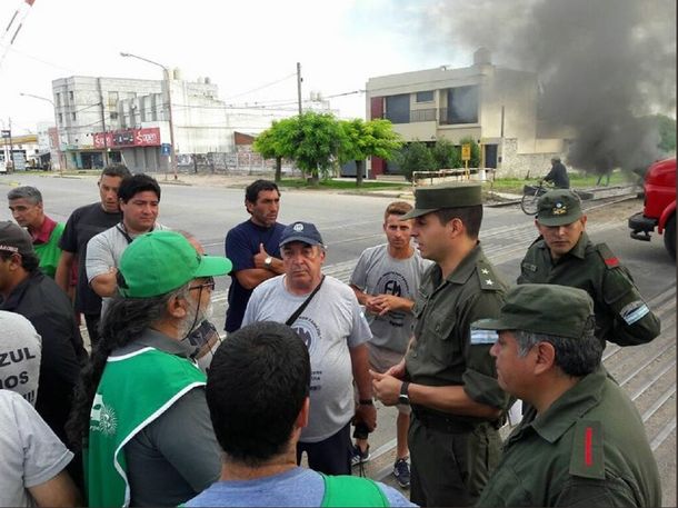 Cortes y reclamo en la puerta de la gobernación bonaerense por la reapertura de Fanazul