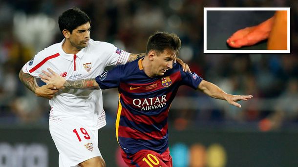 Maradona no se quejaba: Messi viajó descalzo por las patadas que sufrió